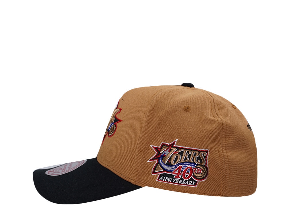 Mitchell & Ness Philadelphia 76ers NBA In The City Brown Edition Pro Pinch Fit Snapback Gorra