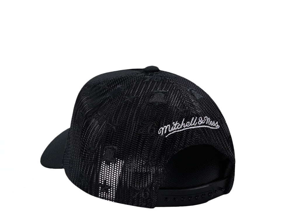 Mitchell & Ness Philadelphia 76ers Black Monogram Trucker Edition Snapback Gorra