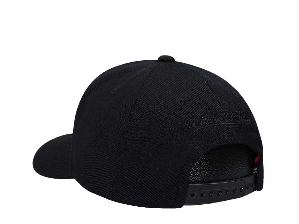 Mitchell & Ness Los Angeles Kings Black On Black Logo Classic Red Snapback Gorra
