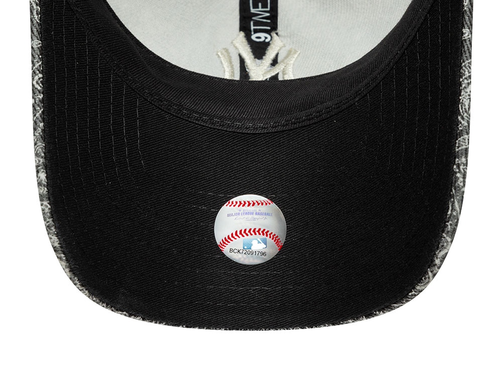 New Era New York Yankees Washed Paisley Black 9Twenty Strapback Gorra