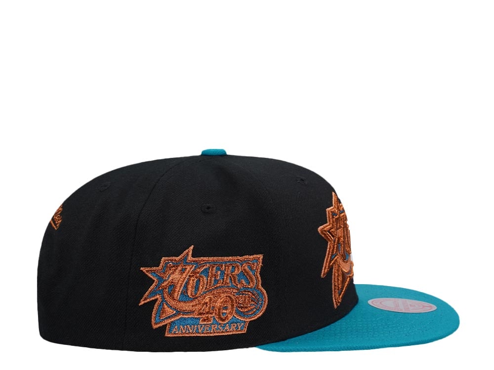 Mitchell & Ness Philadelphia 76ers 40th Anniversary Make Cents Black Two Tone Hardwood Classic Snapback Gorra
