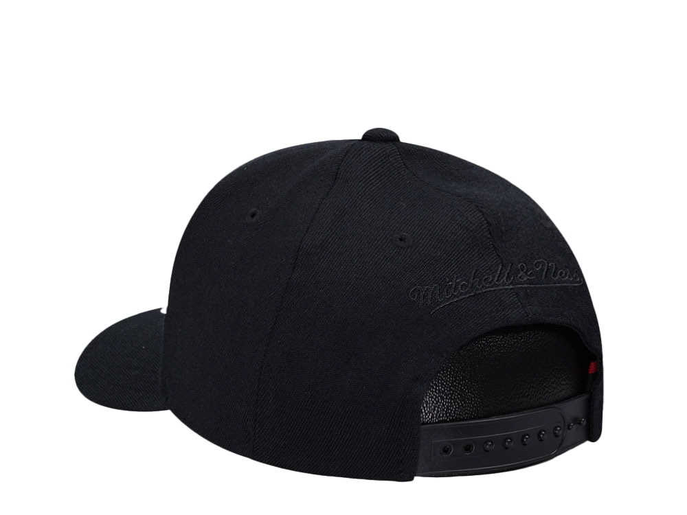 Mitchell & Ness Philadelphia 76ers Black On Black Logo Classic Red Snapback Gorra